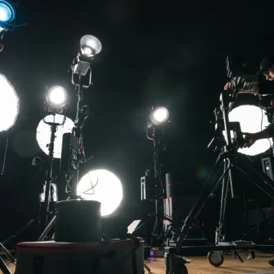 filmmaker-adjusting-camera-lighting_result filmmaker-adjusting-camera-lighting_result